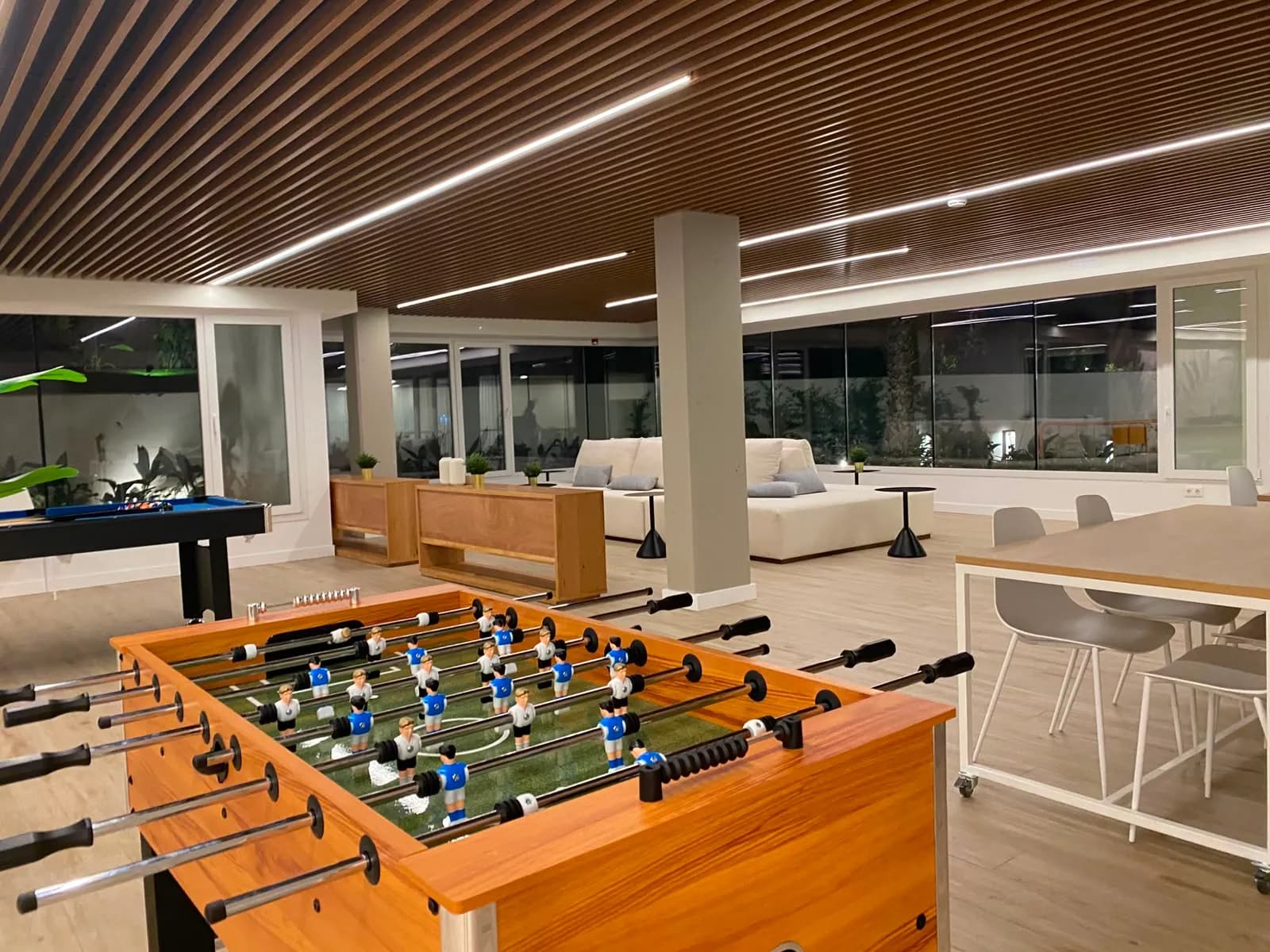 Tafelvoetbal en pooltafel in de tweede communityruimte